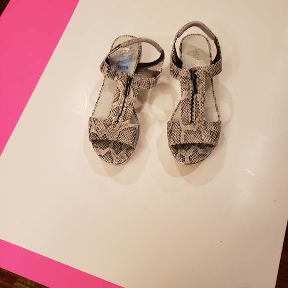 Reaction kenneth cole female shoes. Black and white , size 10. - Picture 2 of 4